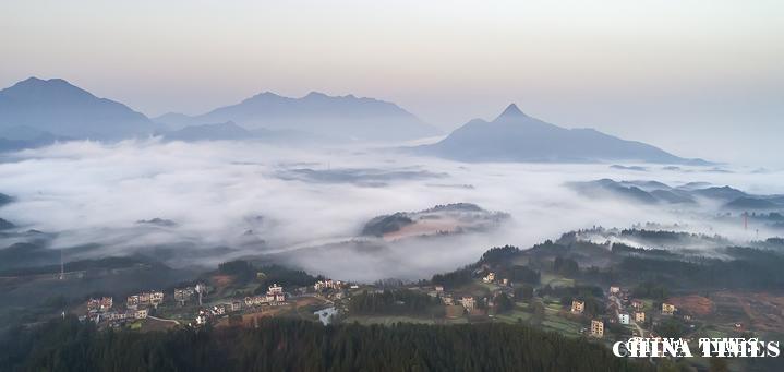 1三月十九日早晨，江西武宁的柳山四周都升起了平流雾，而柳山则象一座仙岛飘浮在云端之上，如蓬莱仙境美不胜收。           张项理摄影报道.jpg