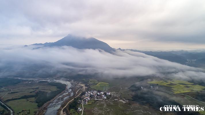 4三月十九日早晨，江西武宁的柳山四周都升起了平流雾，而柳山则象一座仙岛飘浮在云端之上，如蓬莱仙境美不胜收。           张项理摄影报道.jpg