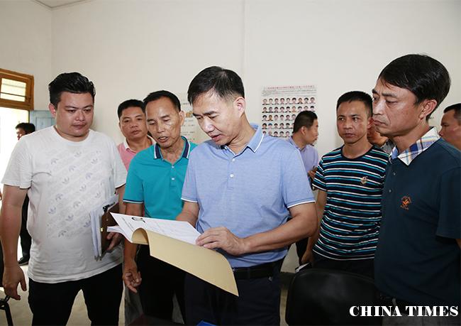 儋州市长朱洪武赴东成镇调研乡村振兴、脱贫攻坚、扫黑除恶反电诈工作