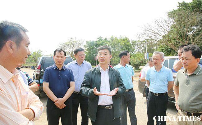 儋州市长朱洪武到木棠镇中心幼儿园建设项目现场办公