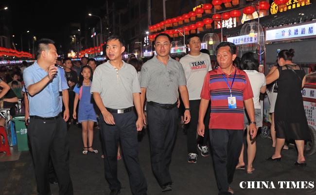 儋州市长朱洪武率队夜巡那大城区“一创两建”工作