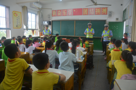给小学生上交通安全课.png