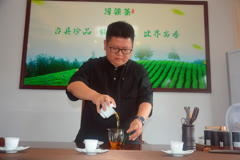 程龙在泡茶_副本.jpg