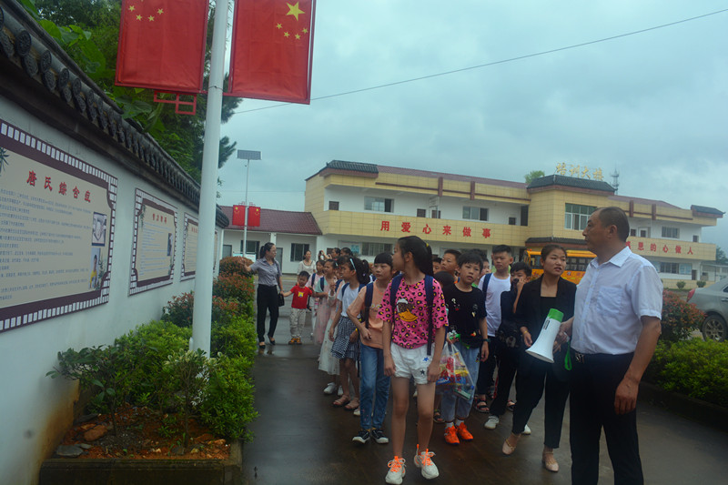 1593237323798540.jpg 参观文化墙_副本.jpg