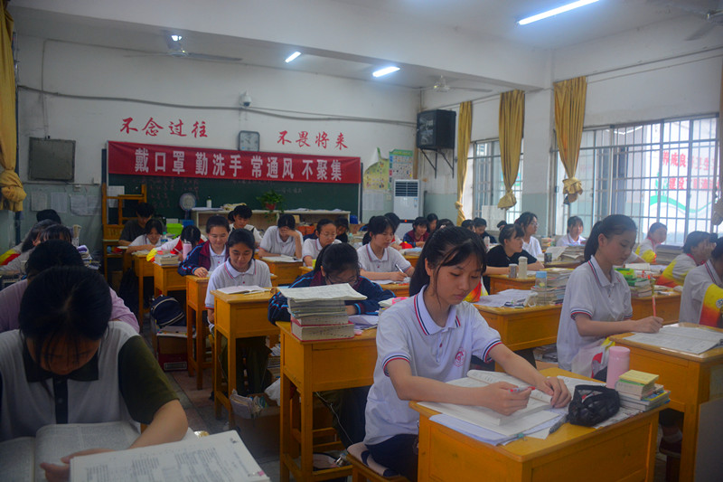 同学们在凉爽环境下备战高考_副本.jpg
