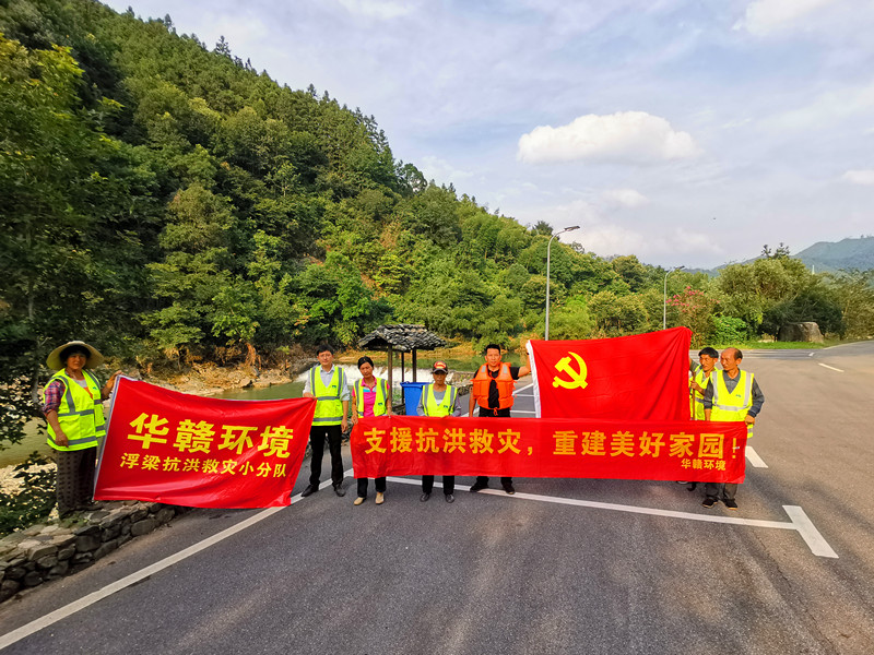 卧龙潭河流断面清捡垃圾_副本.jpg