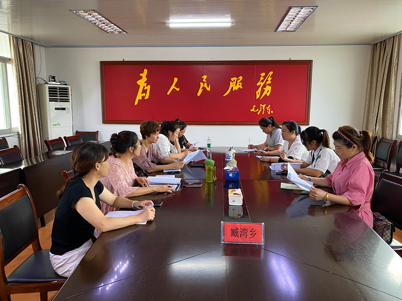 1598497762242742.jpg 扶贫娘子军在商讨扶贫计划_副本.jpg