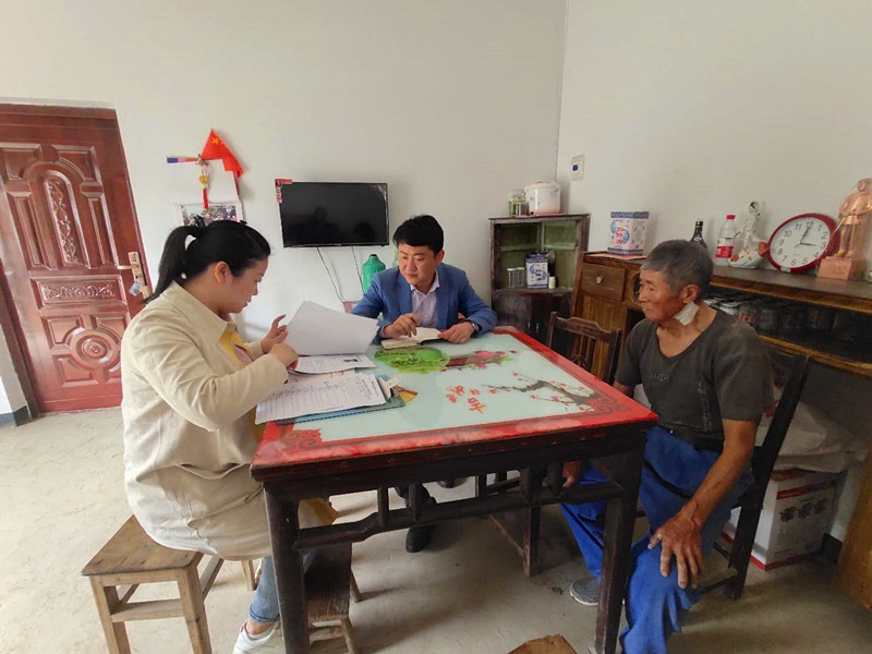1598497794252166.jpg 上户核对贫困户信息_副本.jpg