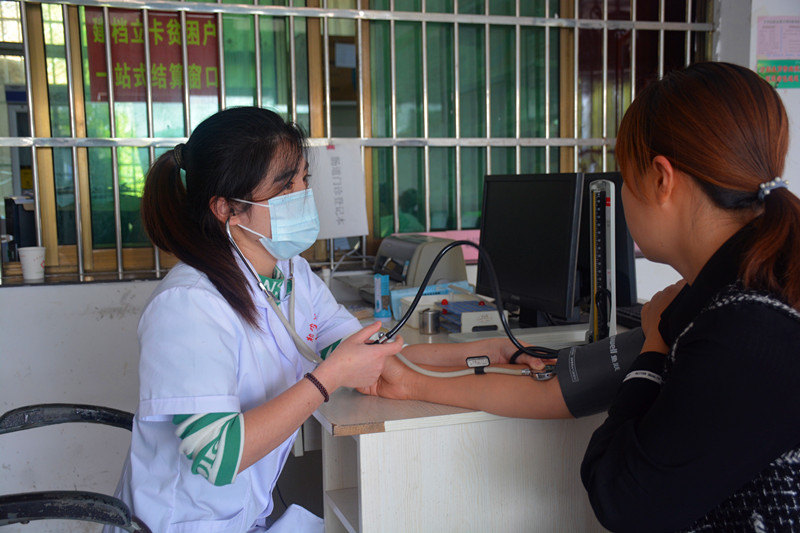 1600953217234523.jpg 给居民量血压_副本.jpg
