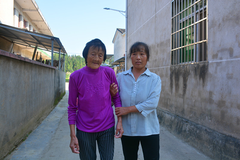 陪婆婆散步_副本.jpg