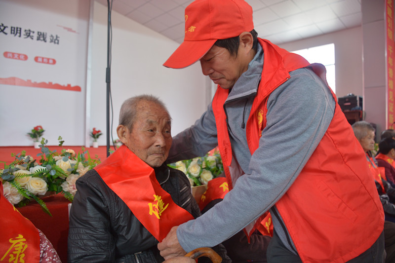 志愿者为老人披上绶带_副本.jpg