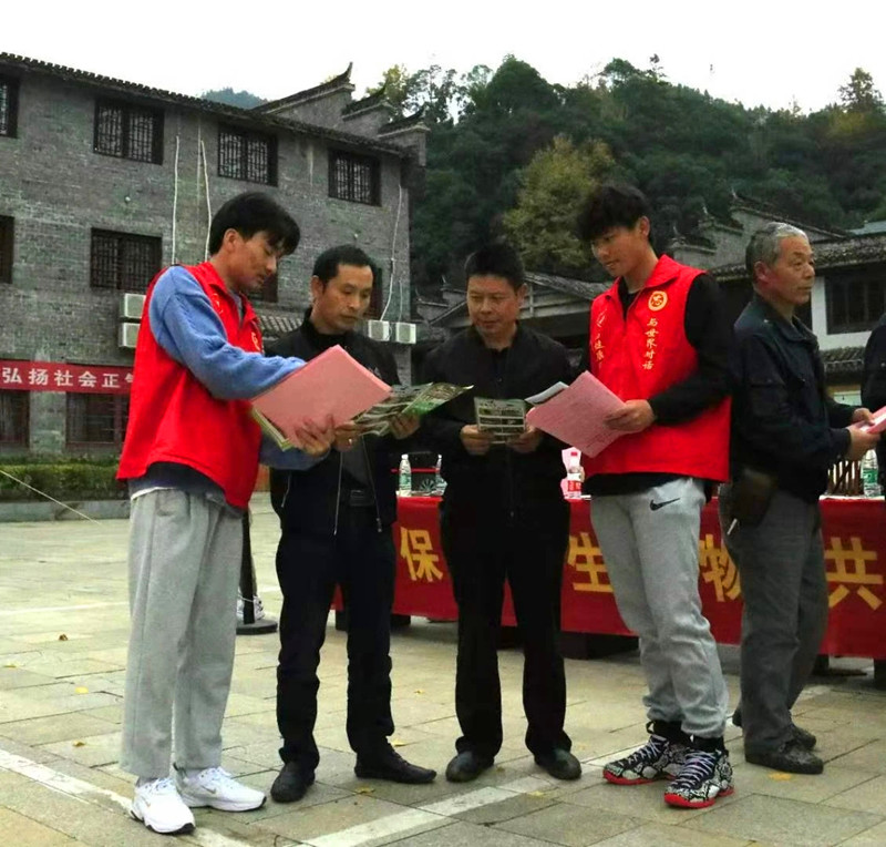 发放宣传资料_副本.jpg
