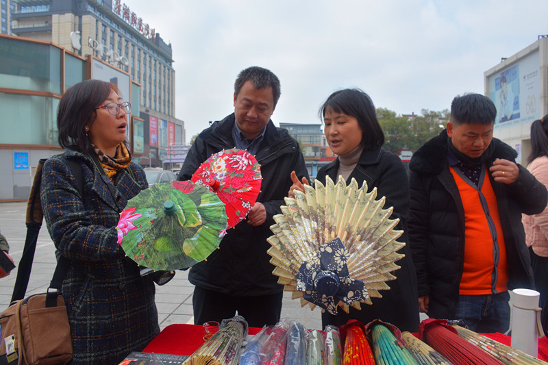市民选购油纸伞_副本.jpg