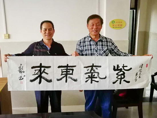 网络——于振江与记者.jpg