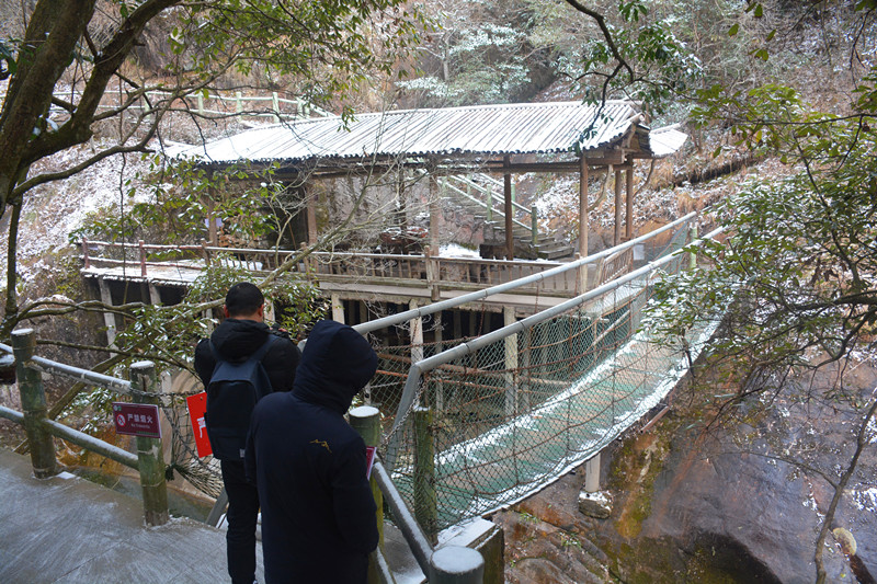吊桥积雪_副本.jpg