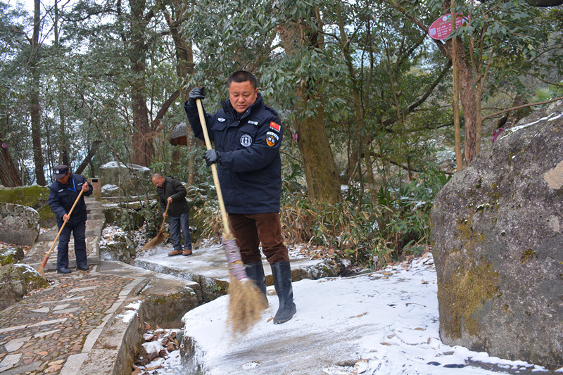 清扫游步道积雪_副本.jpg