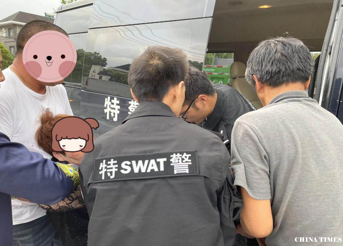 市民遭遇车祸受伤 临海市巡特警全力营救