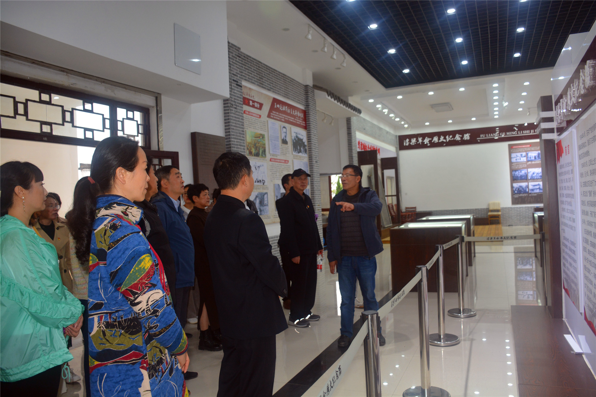 参观浮梁革命历史纪念馆_副本.jpg
