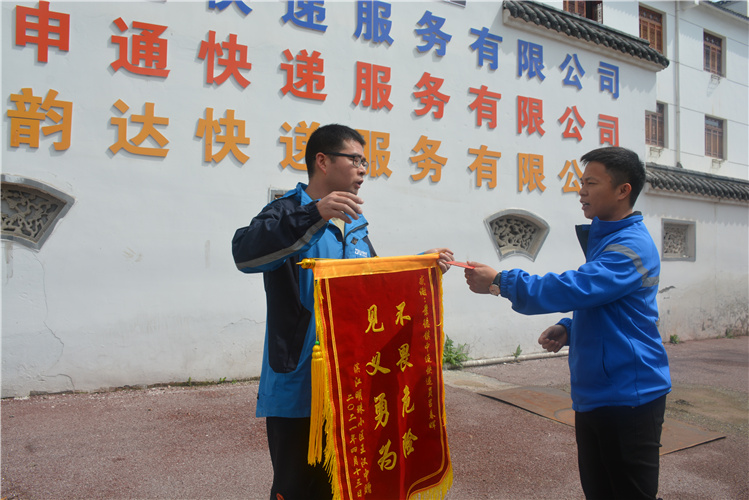 吴广斌奖励吕春晖.jpg