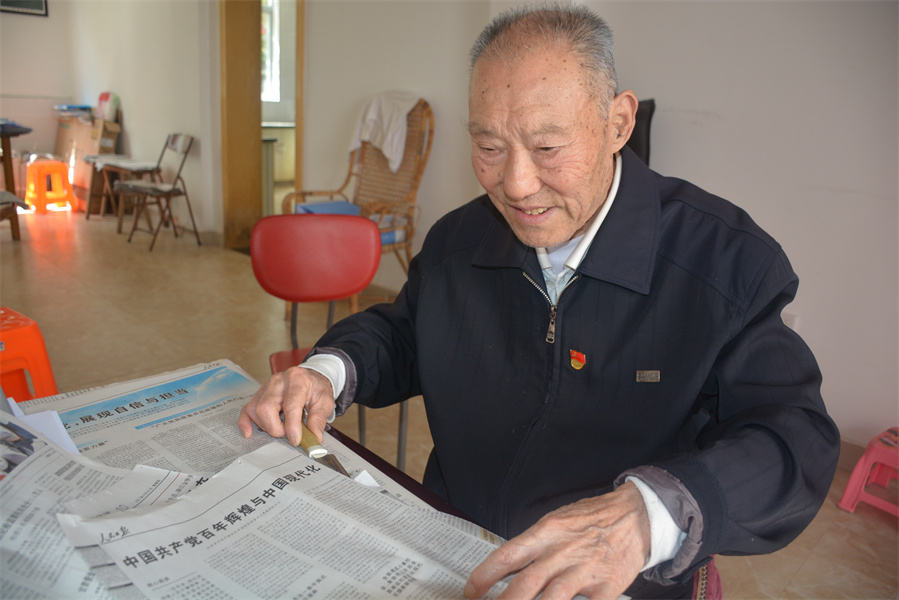 洪定财在剪贴报纸.jpg