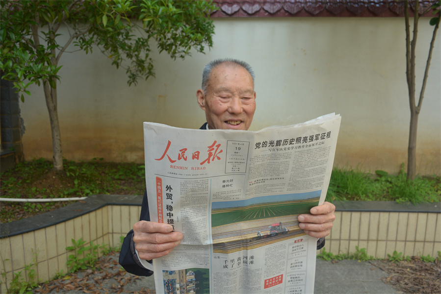 洪定财在看报.jpg