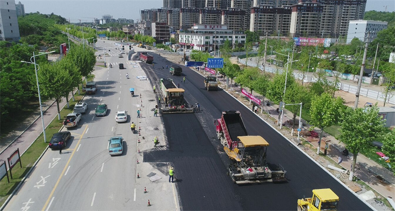 陶阳西路改造沥青铺设.jpg
