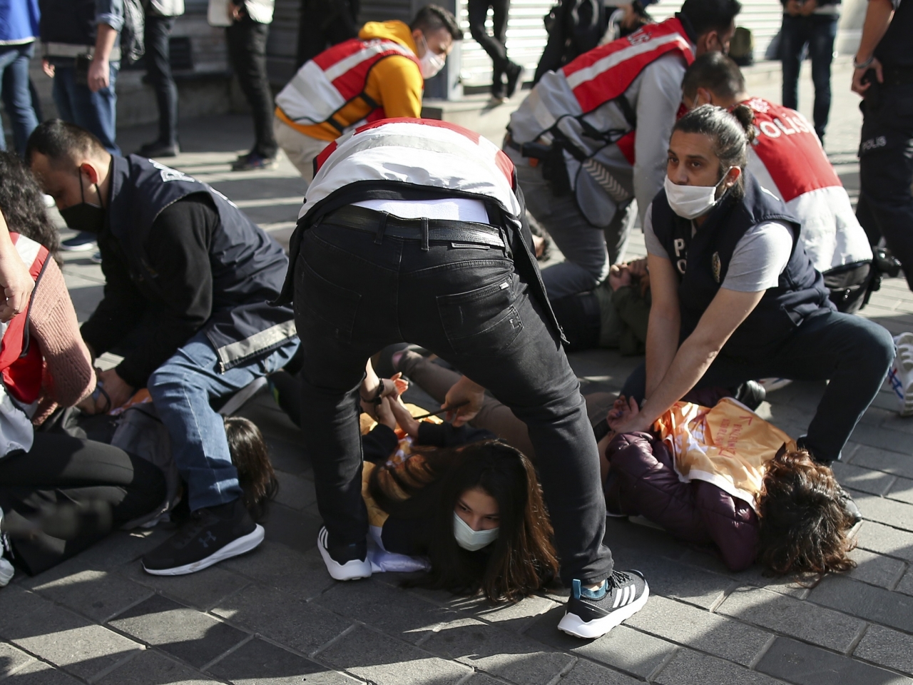 在土耳其最大城市伊斯坦布爾，部分示威者與警員推撞，警方據報帶走超過200人。（美聯社）.jpg