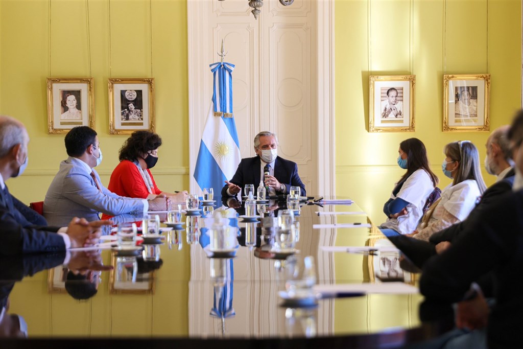 1620012057867140.jpg 阿根廷累計確診病例數突破300萬大關,總統費南德茲(中)政府已公布更嚴格的防疫限制措施。.jpg