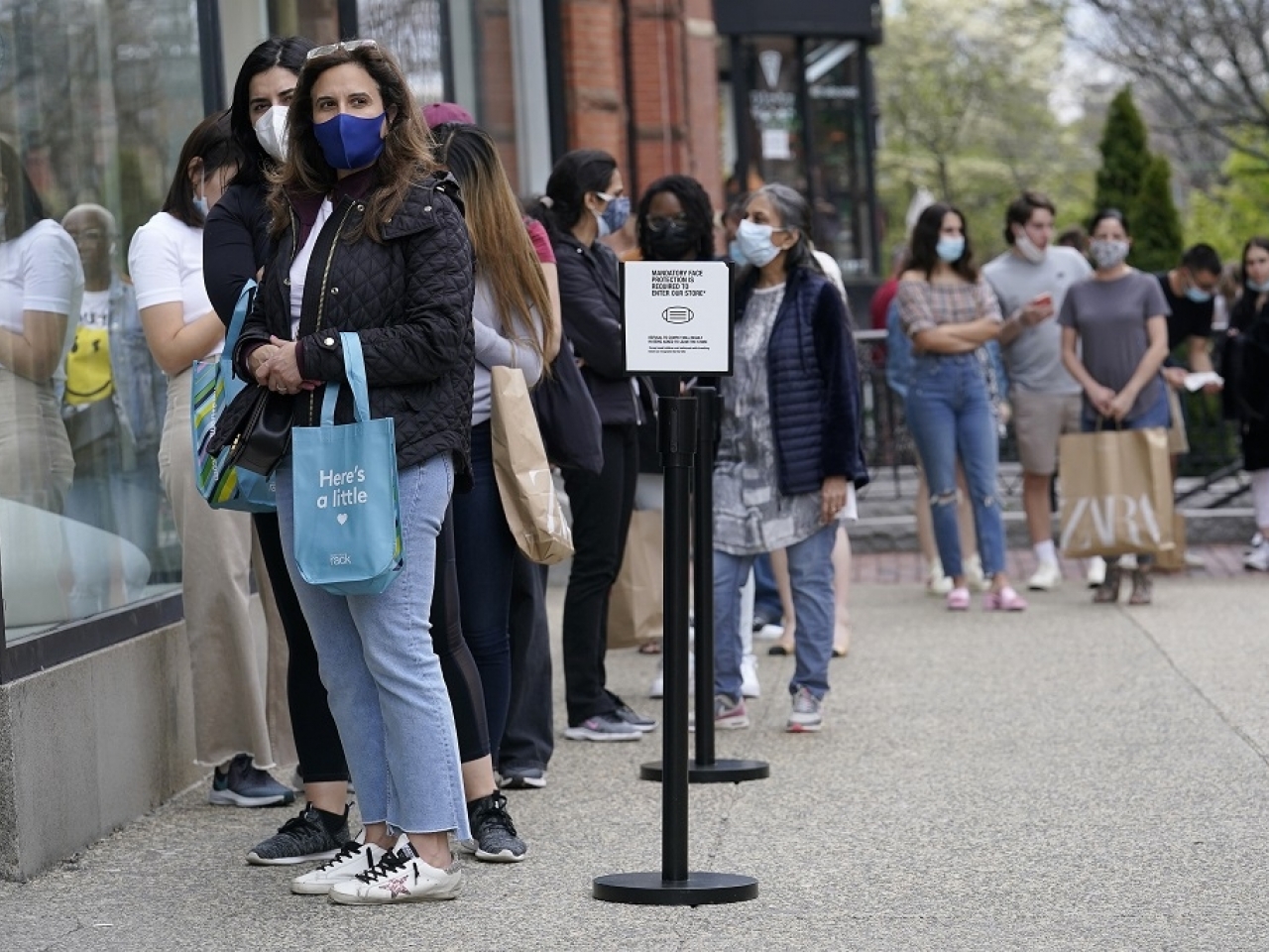1620963692751715.jpg 英國當局說,由於擔心變種病毒傳播,不排除收緊部分地區的限制措施。(美聯社資料圖片).jpg