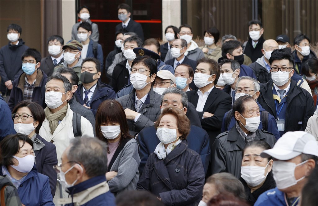 1620963704127673.jpg 日本北海道連2天確診數創新高,疫情呈現爆發性擴大趨勢,擬向中央政府申請納入緊急事態宣言。圖為4月25日札幌民眾聚集等待眾議員補選結果公布。(共同社).jpg
