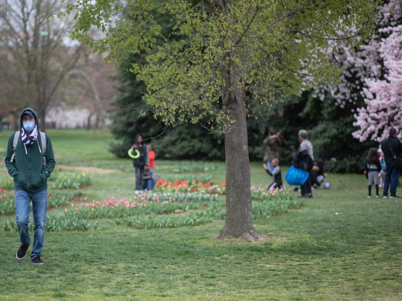 1620963716525677.jpg 根據疾控中心最新指引,全面接種疫苗人士在參加室內和戶外的大型或小型活動,都不用戴口罩。(shutterstock).jpg