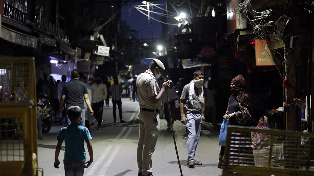 印度染疫數據顯示當地爆發的第二波疫情可能已觸頂，但距疫情告終仍有一段長路。圖為13日開齋節前夕警隊因防疫在德里賈瑪清真寺周圍巡邏。（安納杜<a href=