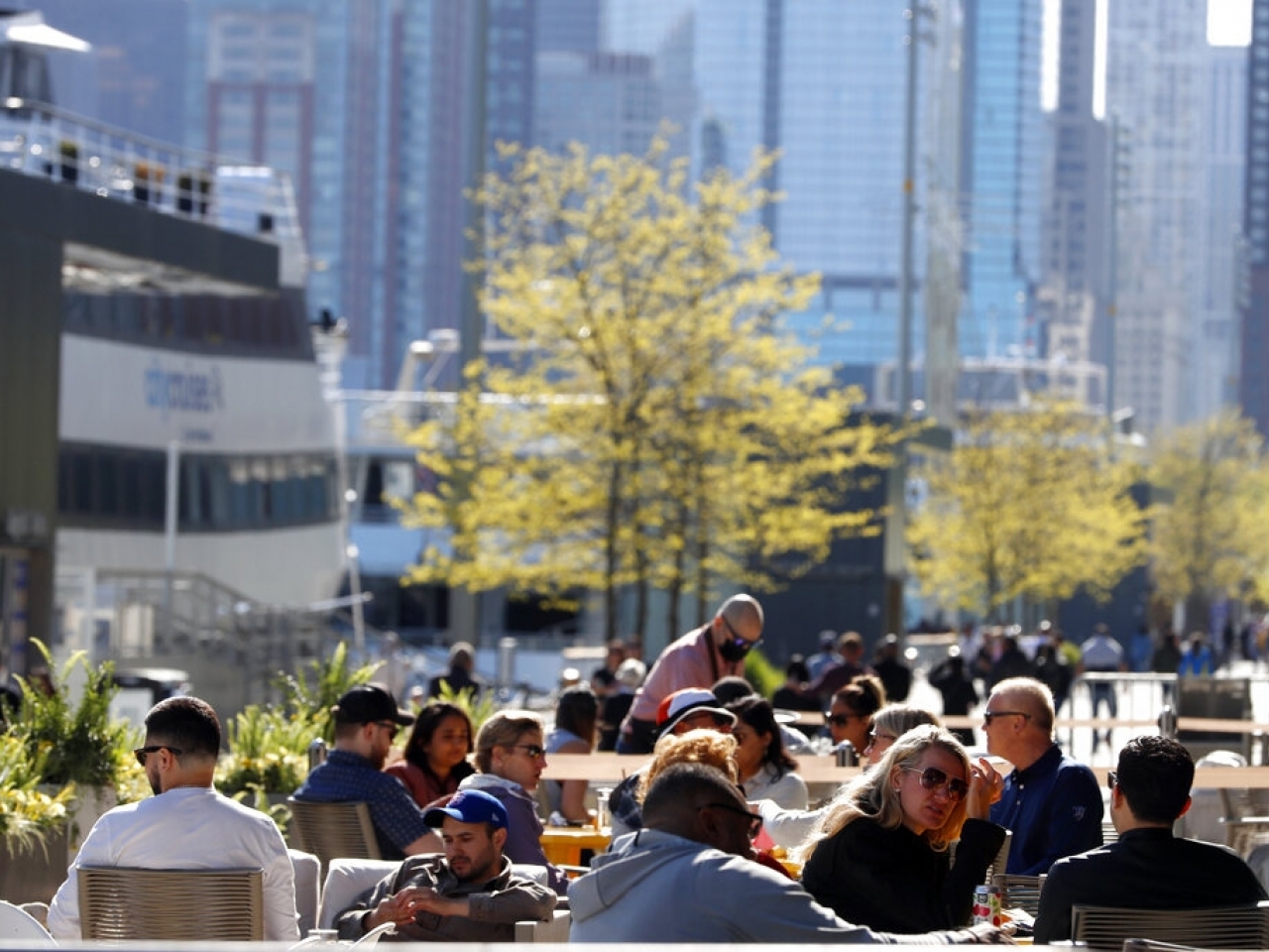 1621052130305412.jpg 美國疾控中心修改指引,容許已完成接種新冠疫苗人士,在大部分場合毋須再戴口罩。(美聯社).jpg