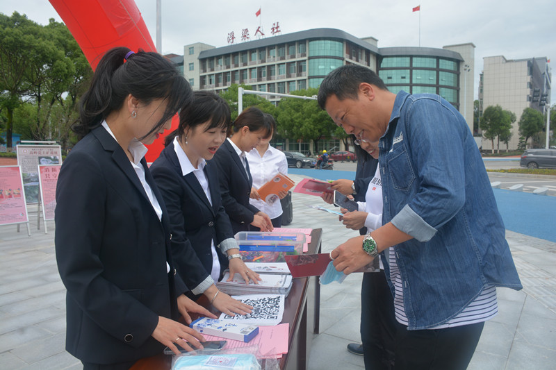 发放宣传资料_副本.jpg