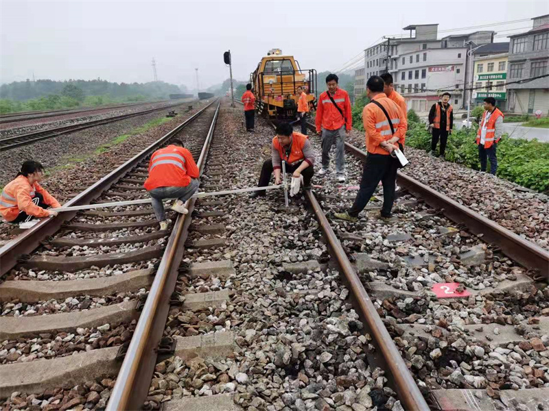 工程技术人员正在检测线路施工质量.jpg