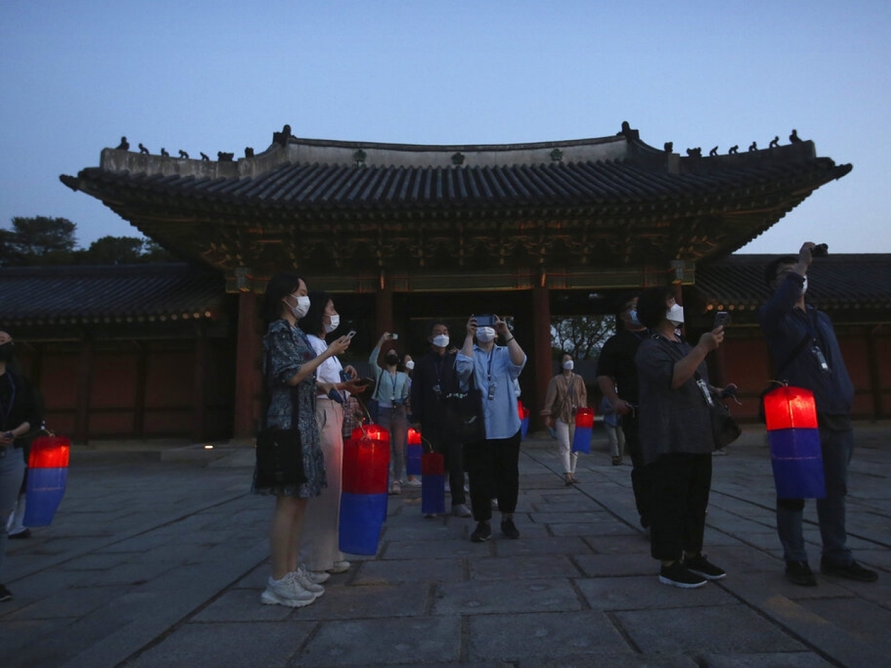 1621483705734301.jpg 南韓民眾在佛誕假期手持傳統燈籠應節時,都戴上口罩。(美聯社).jpg