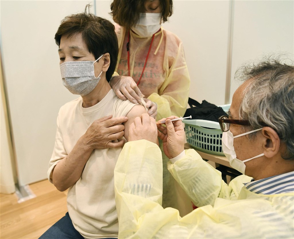1621483769750456.jpg NHK統計,19日截至日本時間晚間6時20分止,單日新增5768例確診病例及77例死亡病例。圖為日本民眾接種疫苗。(共同社).jpg