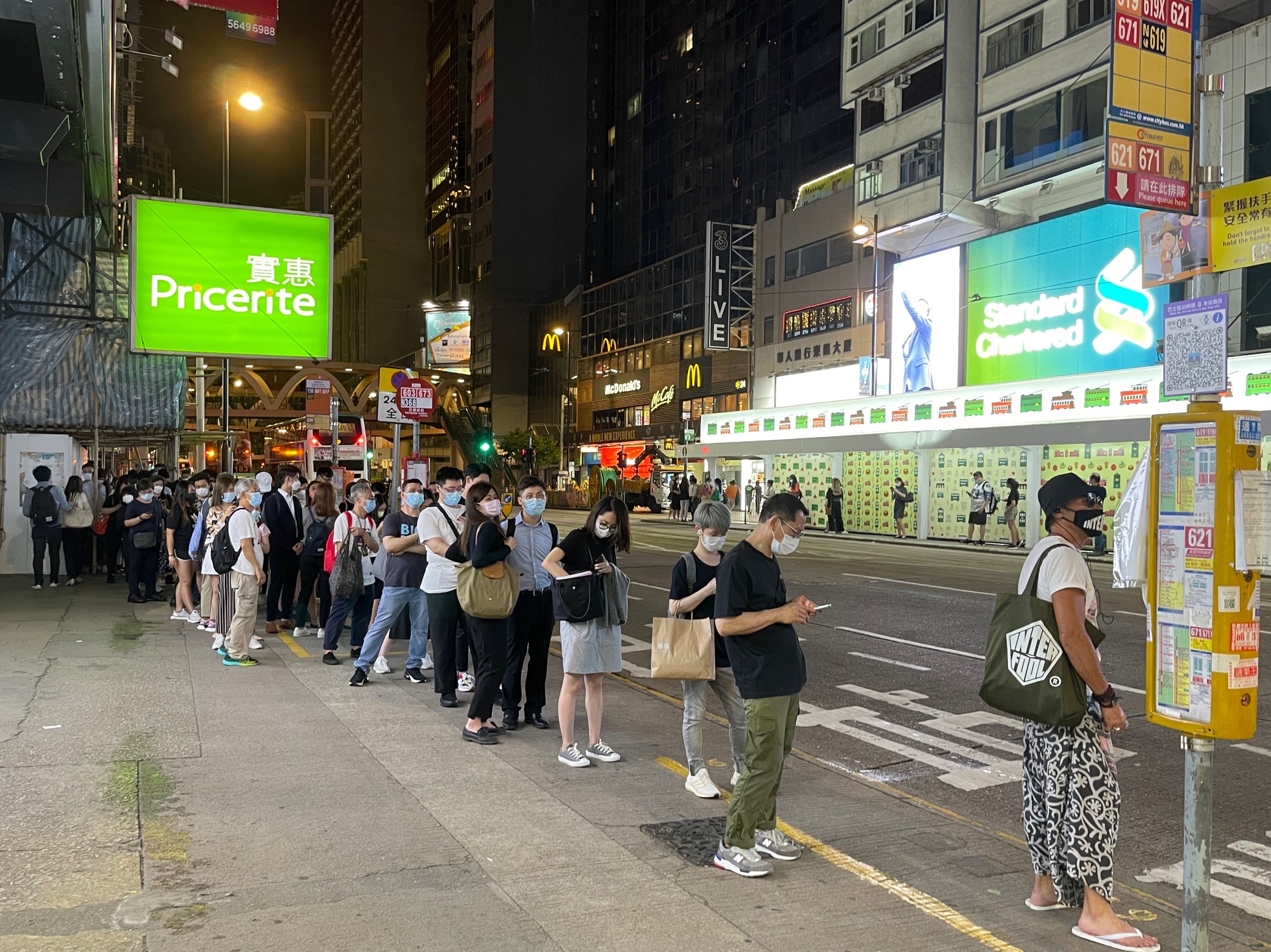 1621503819648720.jpg 香港夜晚11點乘公交車人也越來越多.jpg