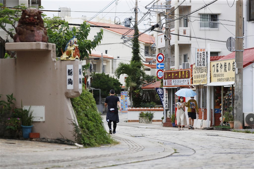 1621740740886404.jpg 日本政府決定23日起將沖繩縣納入「緊急事態宣言」地區,適用目前最嚴格的防疫對策。圖為沖繩縣那霸市街頭。(共同社).jpg