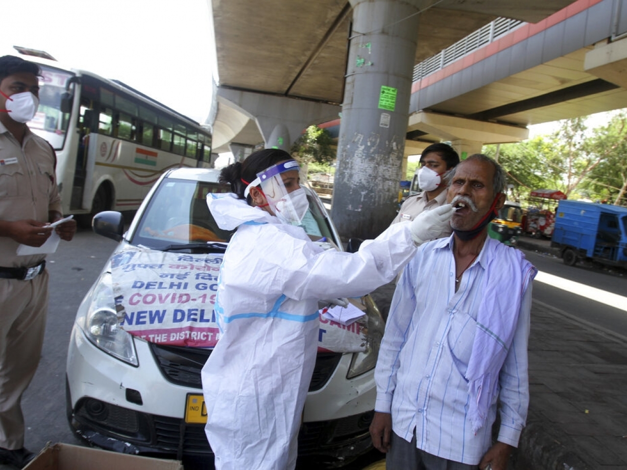 在新德里，醫護人員為民眾採樣檢測。（美聯社）.jpg