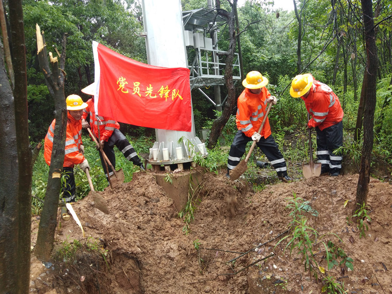 党员突击队伍正在清理坍土_副本.jpg
