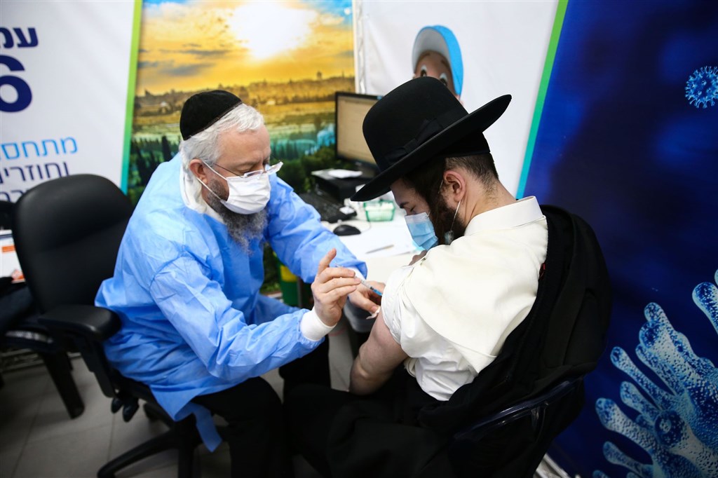 以色列衛生部長艾德斯坦2月26日表示，已為一半人口施打至少一劑2019冠狀病毒疾病疫苗。圖為以色列民眾接種疫苗。（安納杜<a href=