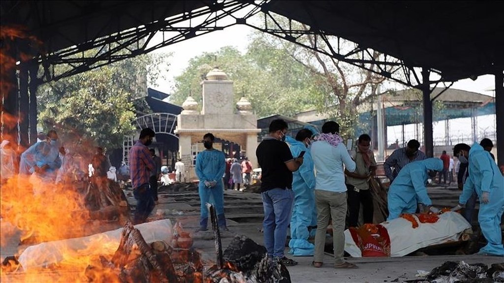 1621914180391908.jpg COVID-19染疫潮重擊印度醫療體系,印度國內染疫病歿的累計人數已經超過30萬。圖為16日新德里火葬場,親屬為染疫死亡家人哀悼。(安納杜魯新聞社).jpg