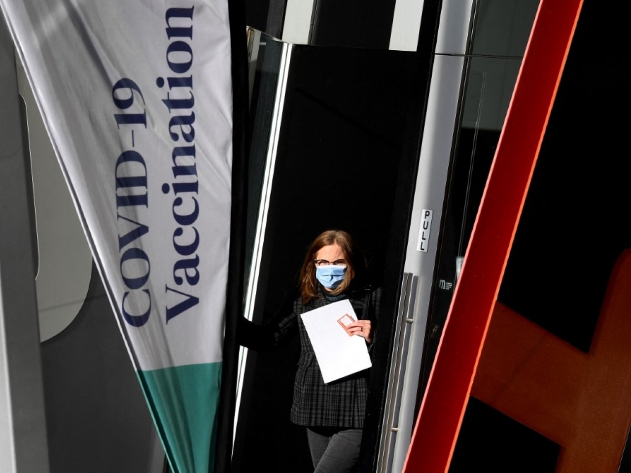 1621914209881996.jpg 澳洲維州有民眾到疫苗接種中心注射疫苗。(法新社).jpg