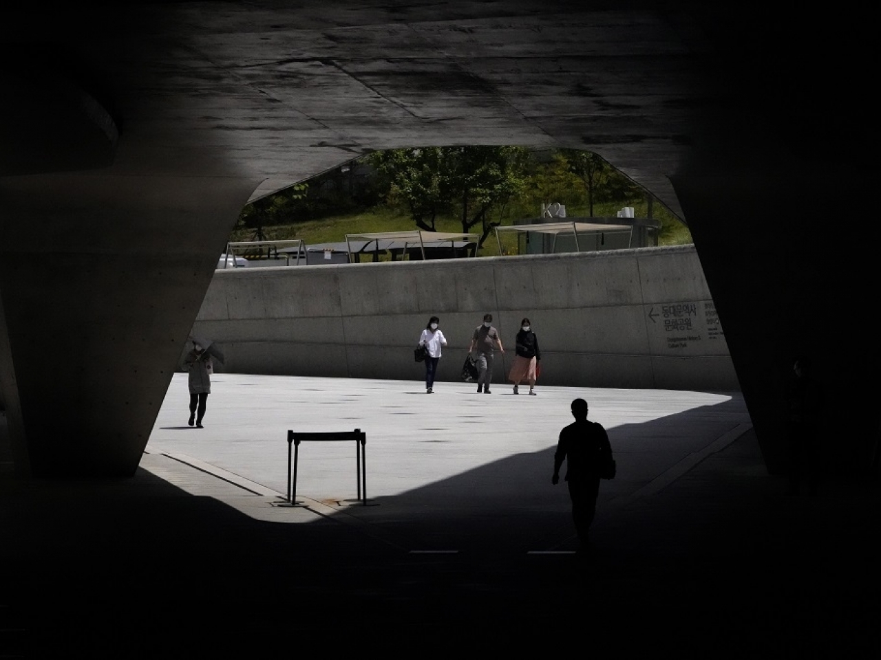 1622001575220363.jpg 南韓公布鼓勵民眾接種新型冠狀病毒疫苗的方案,接種首劑疫苗的人士,7月起在公園等室外地方,可以不用戴口罩。.jpg