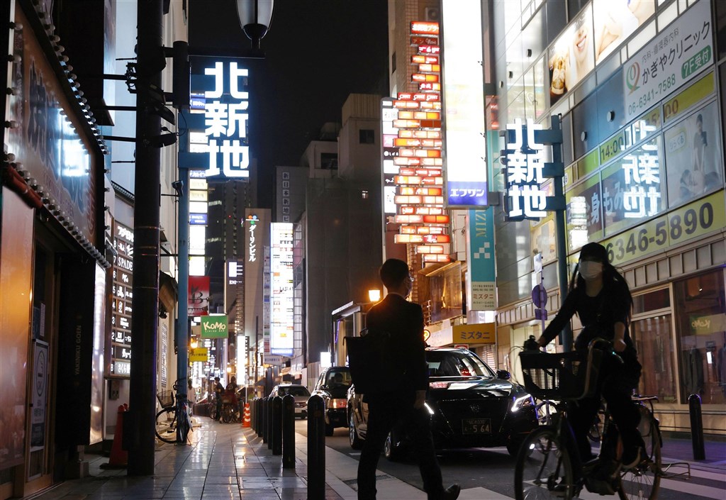 1622001585858642.jpg 大阪府內醫療體制狀況持續嚴峻及疫情難以控制,決定籲請中央政府再度延長原訂5月31日要解除的「緊急事態宣言」。圖為大阪市鬧區入夜不見人潮。(共同社).jpg