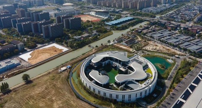 位于杭州的湖畔大学校园设计别致.jpg