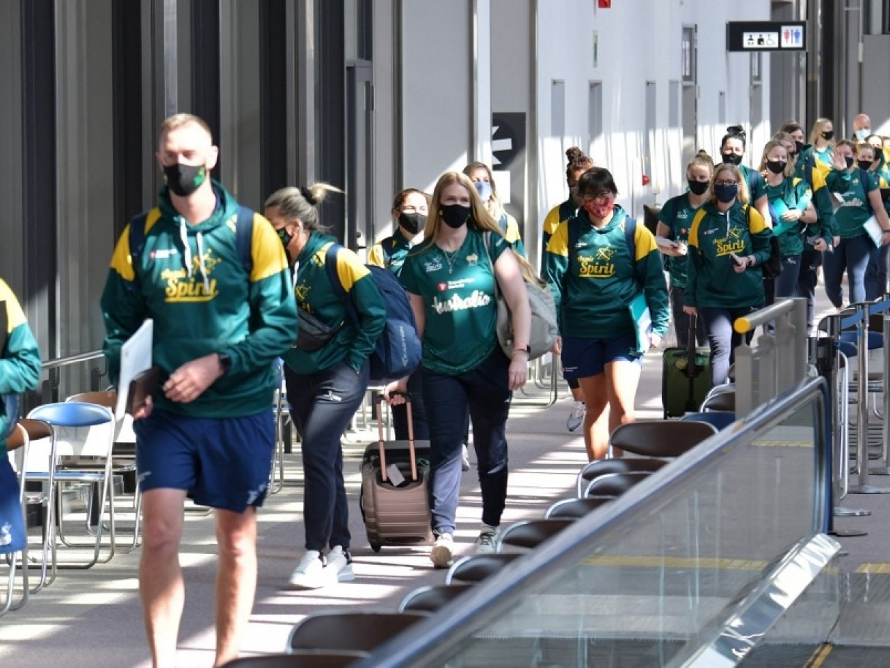 澳洲女子壘球隊的奧運代表團成員抵達日本，參加奧運前訓練。（法新社））.jpg