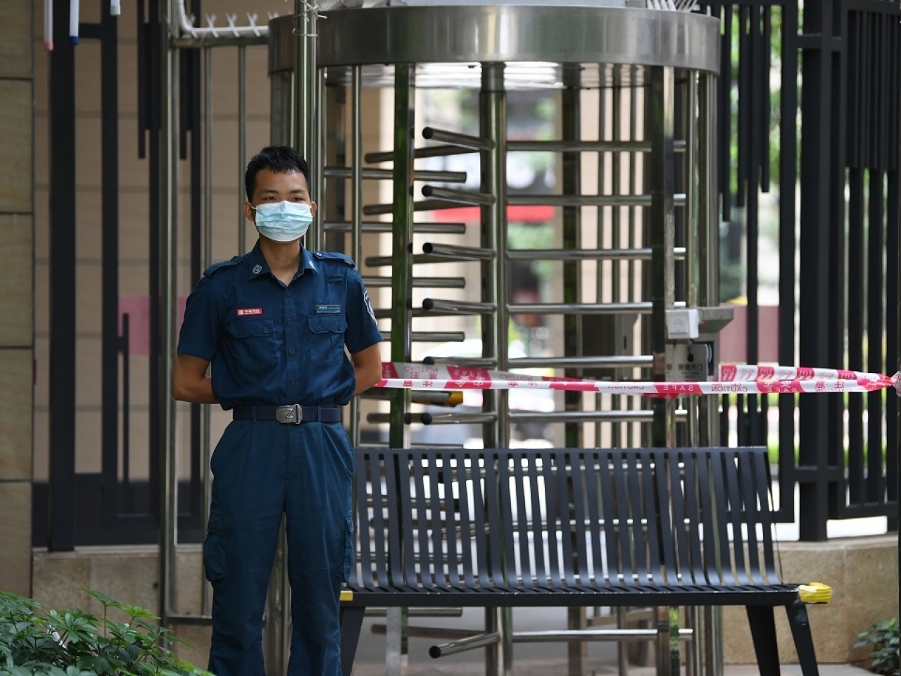 廣州荔灣區一個小區的轉門已封閉並有工作人員駐守。（新華社資料圖片）.jpg