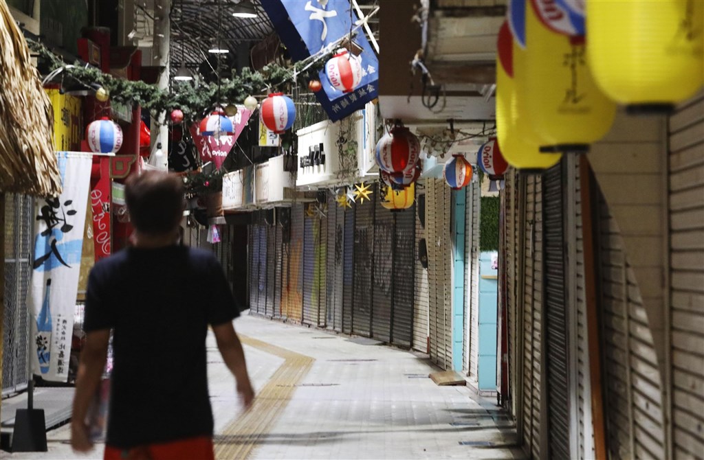 日本沖繩縣最近一週每10萬人口新增病例數高達127.43人，居日本全境之冠；染疫專用病床使用率更高達97.9%。圖為5月23日沖繩縣那霸市餐廳、酒吧紛紛關閉，街道上人煙稀少。（共同社）.jpg